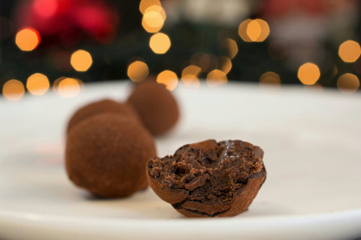 I dolci facili si arricchiscono con i tartufi di pandoro dal cuore cremoso, pronti in pochi minuti