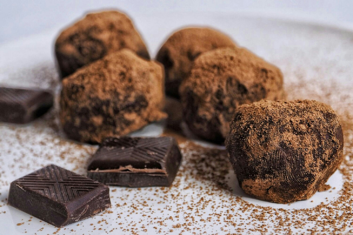 I dolci facili si arricchiscono con i tartufi di pandoro dal cuore cremoso, pronti in pochi minuti