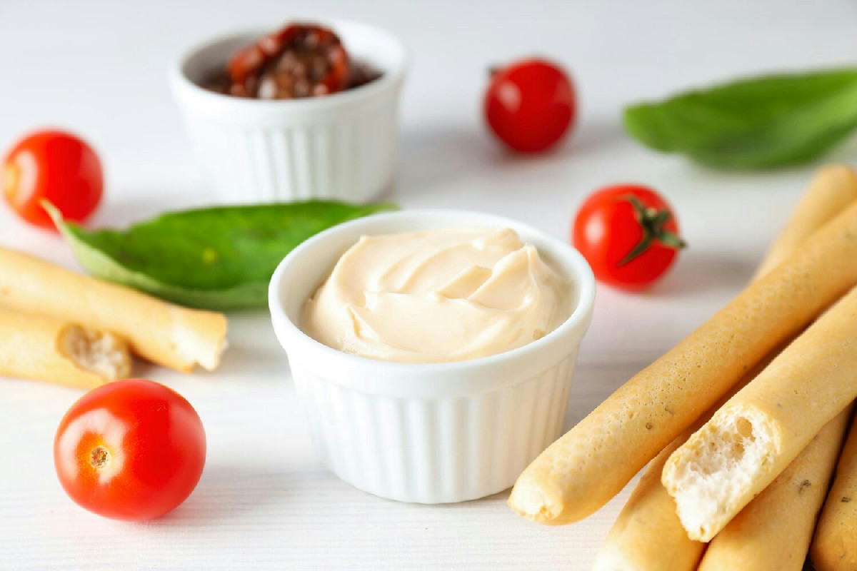 Ecco idee per arricchire il menu festivo con maionese, salsa verde, yogurt e vinaigrette invitanti
