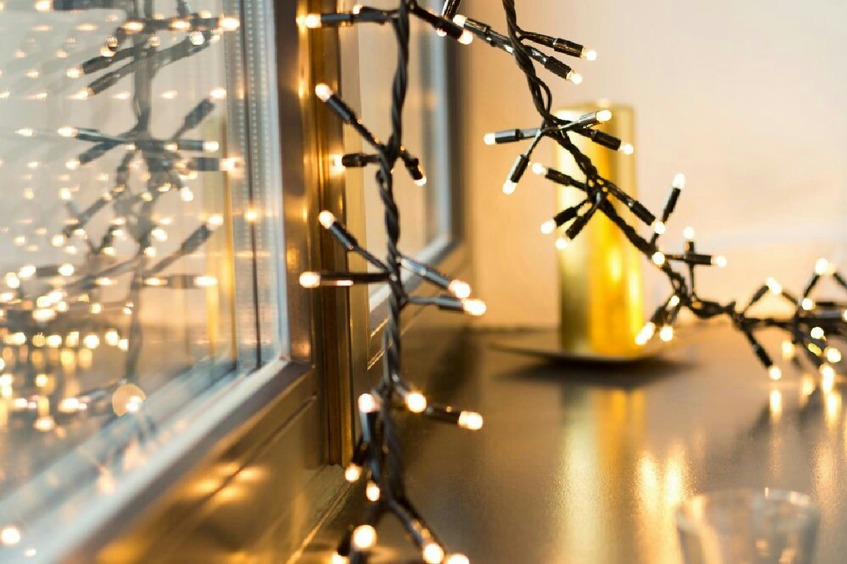 L’atmosfera natalizia prende vita con luci perfette per una casa calda e accogliente durante le feste