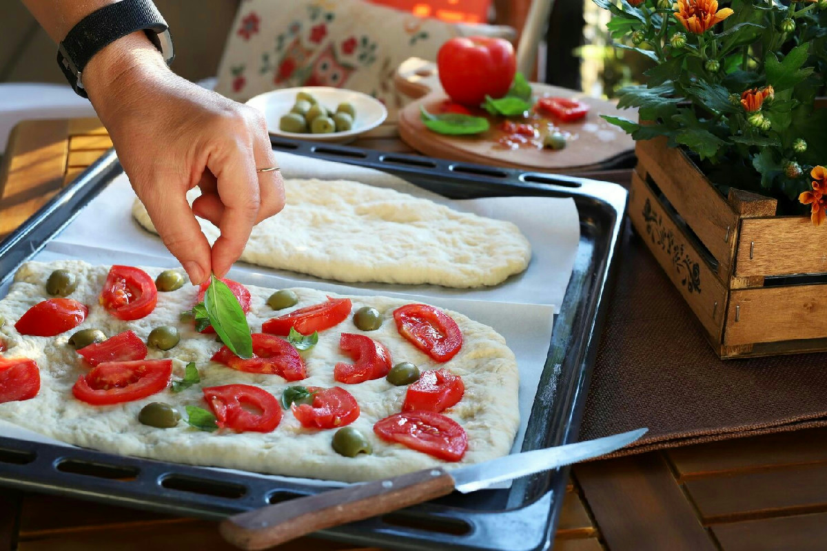 L'autenticità romana della pizza in teglia è un viaggio di gusto nel forno della tradizione