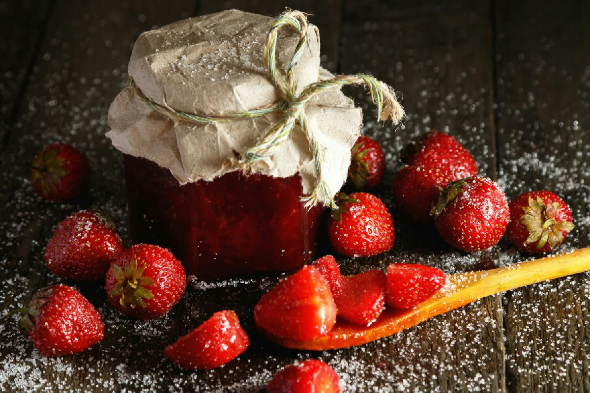 Marmellata di fragole artigianale: guida agli ingredienti semplici e freschi per prepararla in casa