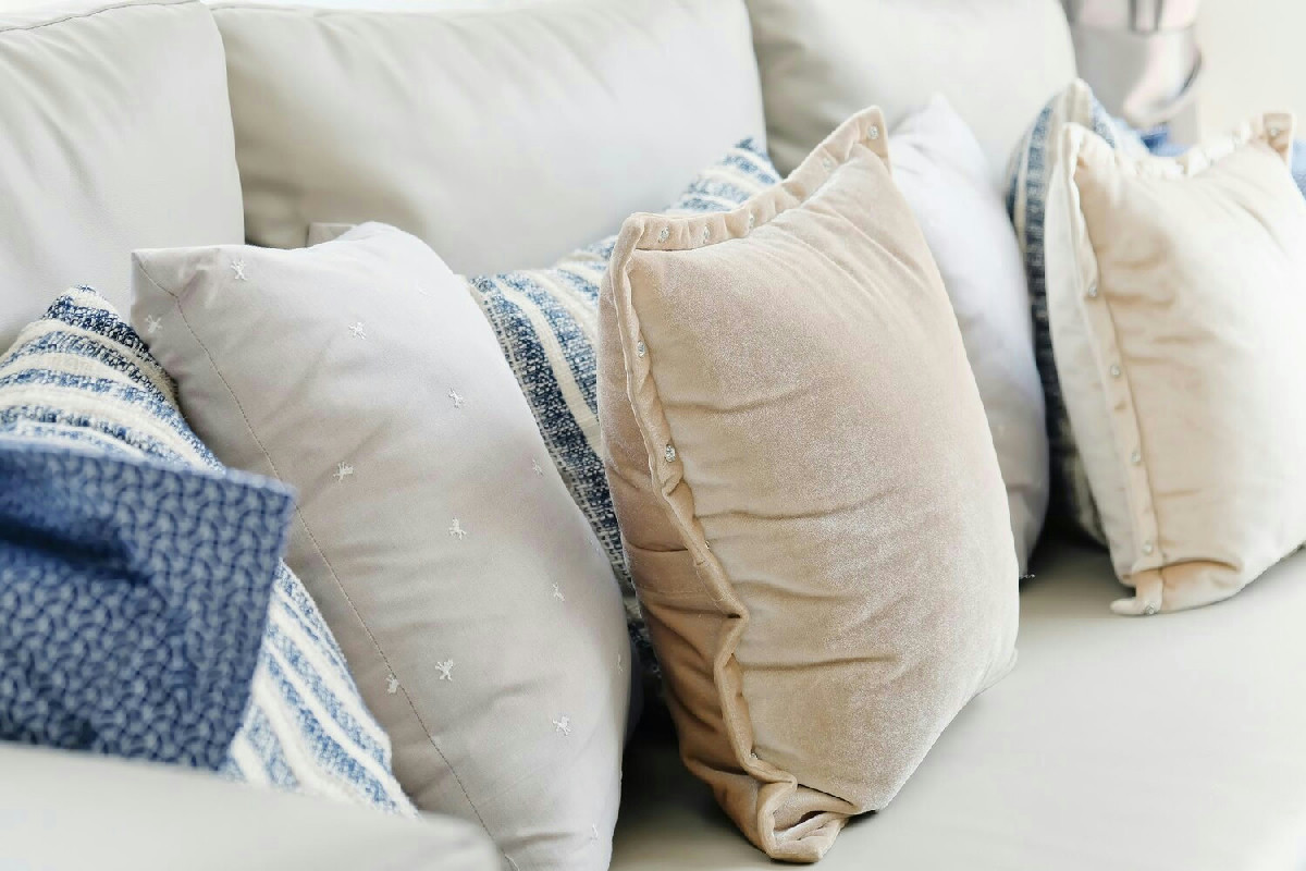 Passaggi essenziali per lavare e deodorare i cuscini di casa in modo efficace e duraturo