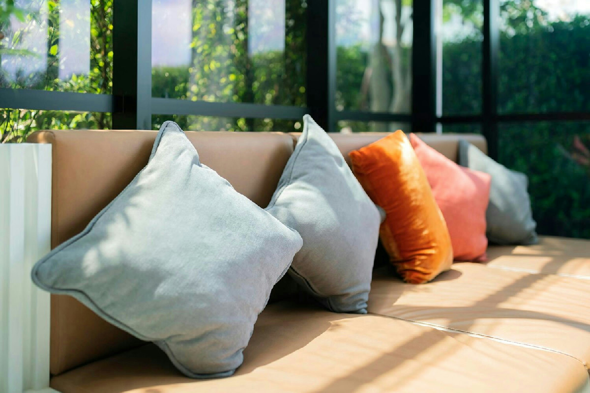 Passaggi essenziali per lavare e deodorare i cuscini di casa in modo efficace e duraturo