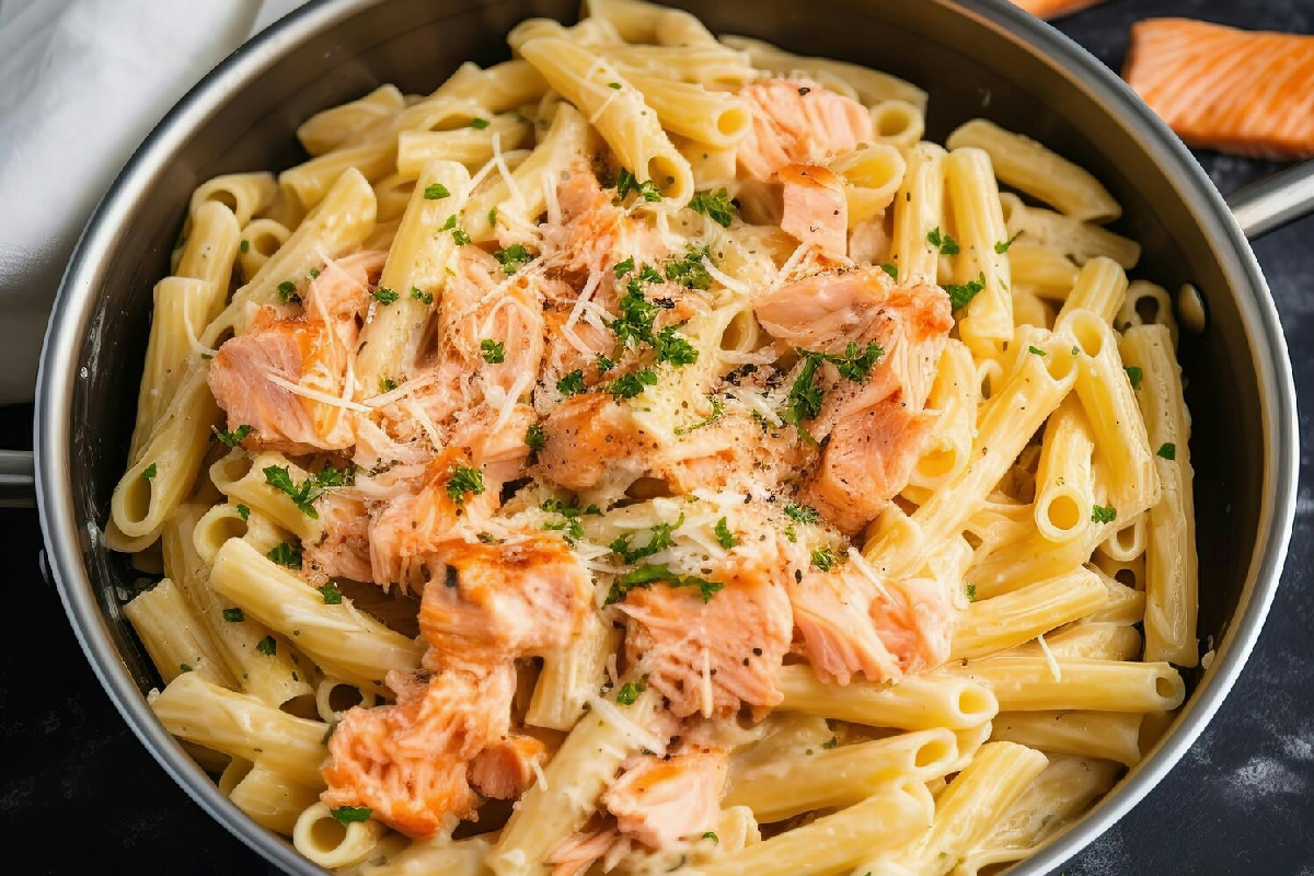 Pasta cremosa al salmone affumicato: ricetta veloce e raffinata per un pranzo speciale