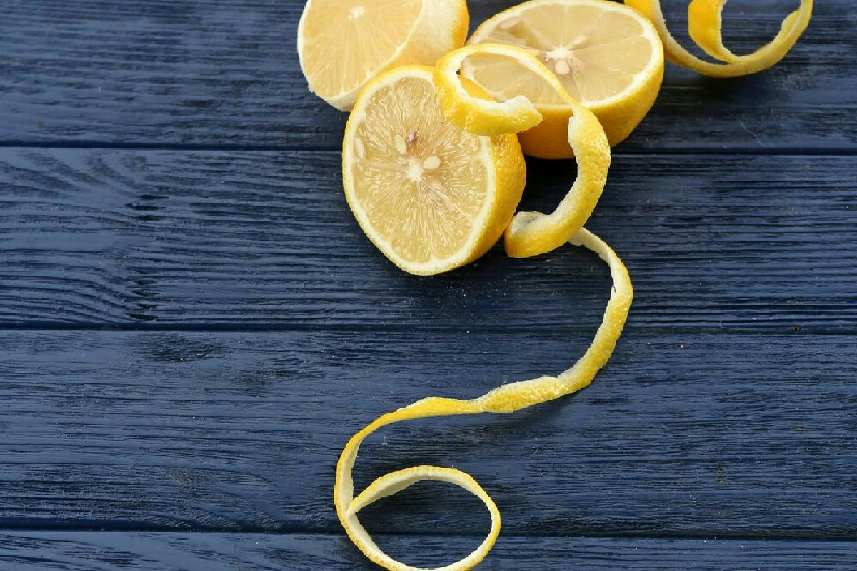 Il potere delle bucce di limone: eliminano il grasso ostinato e profumano la casa senza fatica