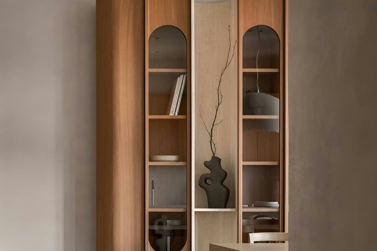 Soluzioni di arredo con mobili alti e stretti per ottimizzare lo spazio verticale in ogni angolo della casa