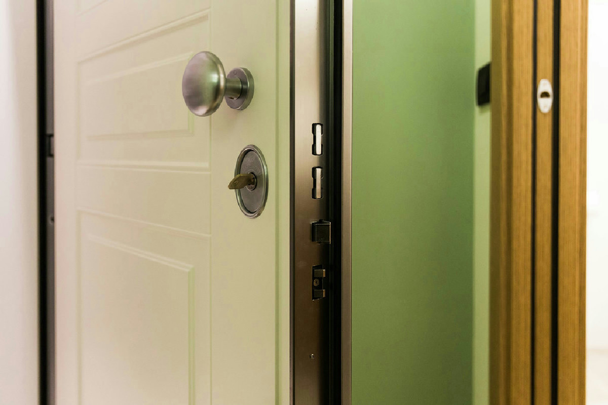 Soluzioni efficaci per aumentare la sicurezza della casa con porte e serrature rinforzate